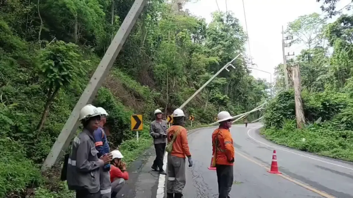 ฝนถล่มแม่ฮ่องสอน ดินทรุดทำเสาไฟโค่นทับรถบรรทุกปิดทางหลวง 108