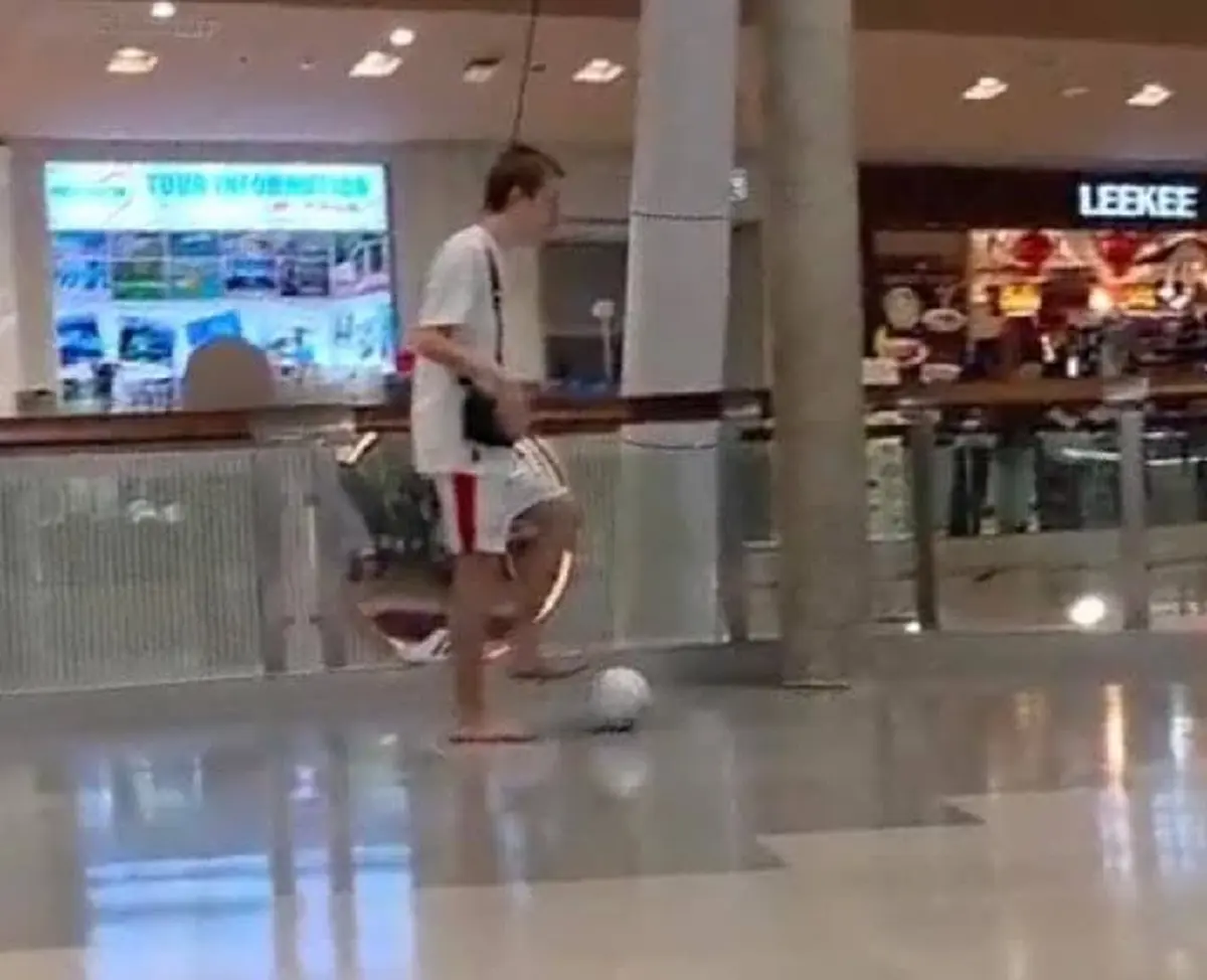 ป่วนกลางห้างดังภูเก็ต! 2 ต่างชาติเตะฟุตบอลในห้าง ไม่สนคนเตือน