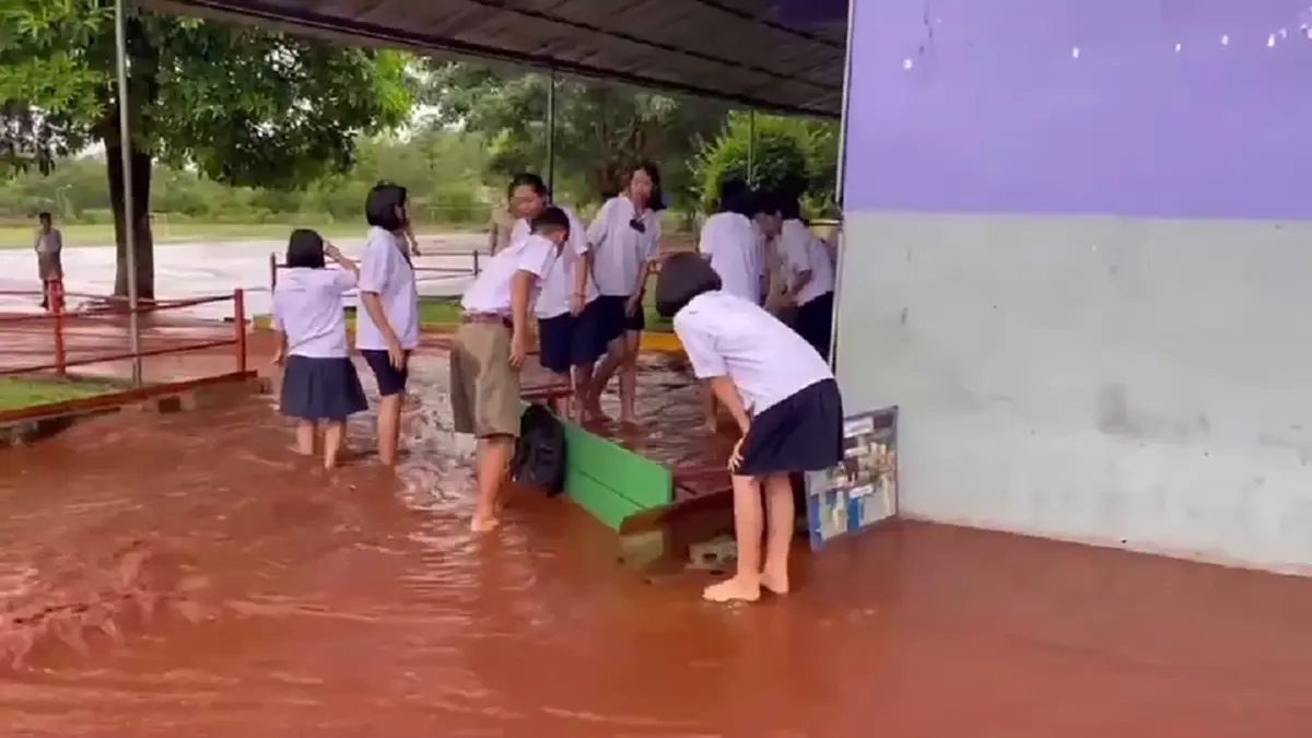 น้ำป่าสีแดงทะลักท่วมโรงเรียนตาก สั่งหยุดเรียนเด็กเล็กหนีโคลน