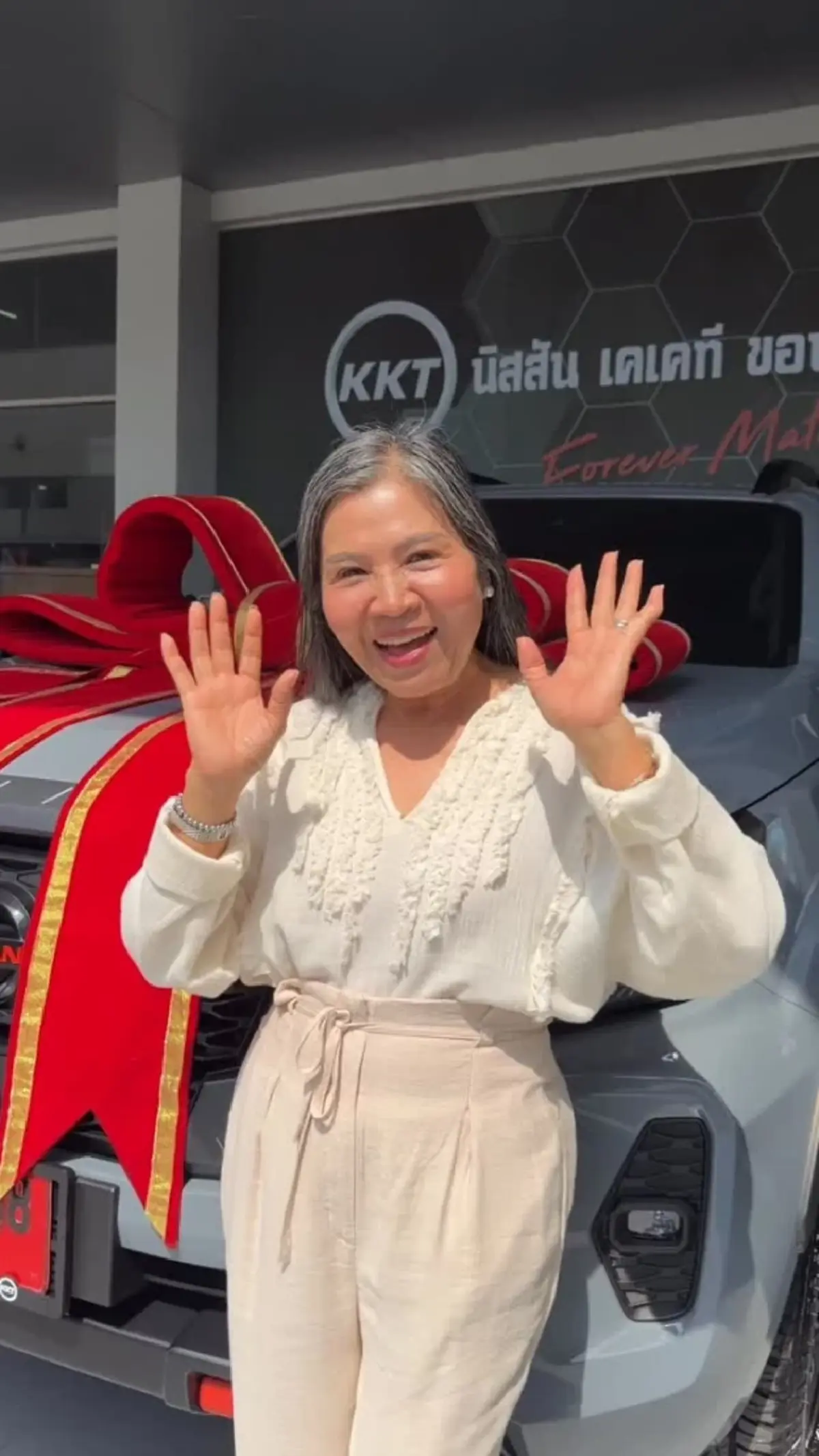 แห่ซูมทะเบียนป้ายแดง "ณเดชน์" ถอยรถใหม่ให้แม่แก้ว เลขสวยสะดุดตา