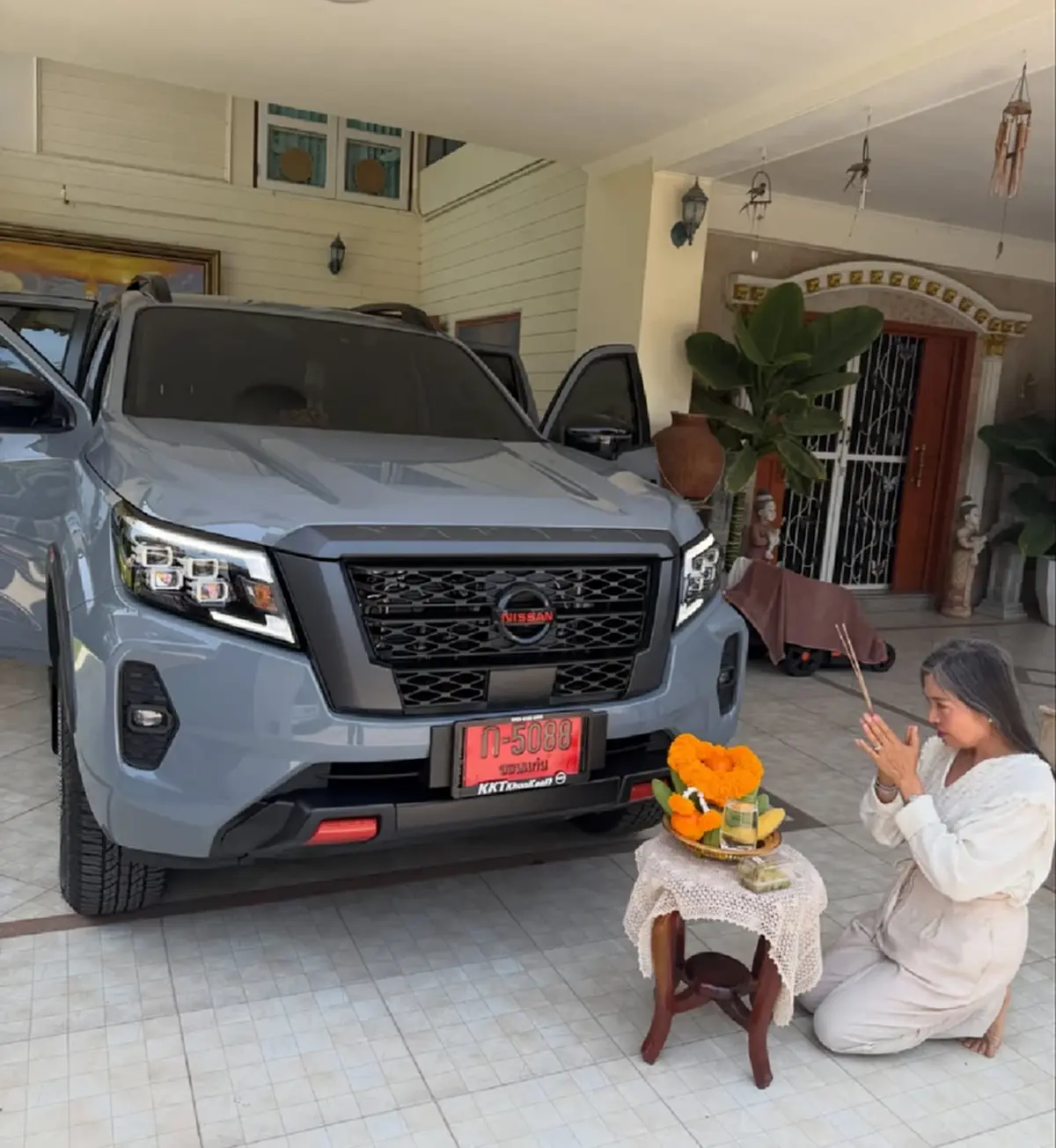 แห่ซูมทะเบียนป้ายแดง "ณเดชน์" ถอยรถใหม่ให้แม่แก้ว เลขสวยสะดุดตา