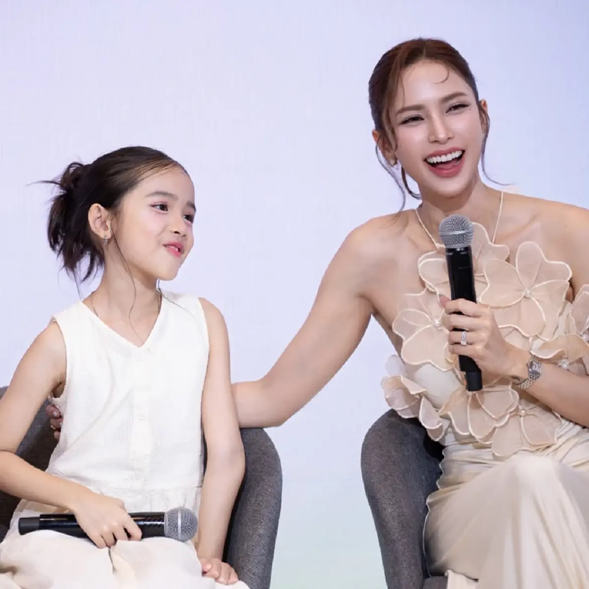  “อุ้ม ลักขณา” ควง “น้องดิสนีย์” แปลงโฉมออกงาน ออร่าพุ่งทั้งแม่ลูก