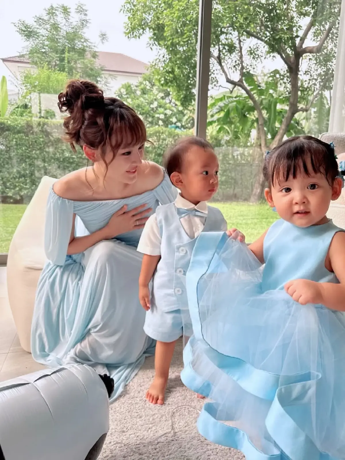 แพทตี้ สวยออร่าพุ่ง ถ่ายกรุ๊ปช็อตกับลูกแฝด  น่ารักทั้งบ้าน