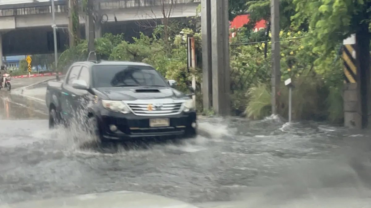 ศรีราชาอ่วม! ฝนถล่ม 2 ชม. น้ำท่วมแยกเขาน้ำซับ รถเล็กผ่านไม่ได้