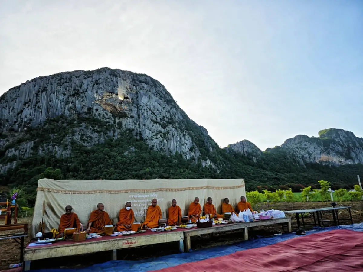 แห่ชม "ดวงตาสวรรค์" เขาทะลุสระแก้ว ปรากฏการณ์ธรรมชาติสุดอันซีน