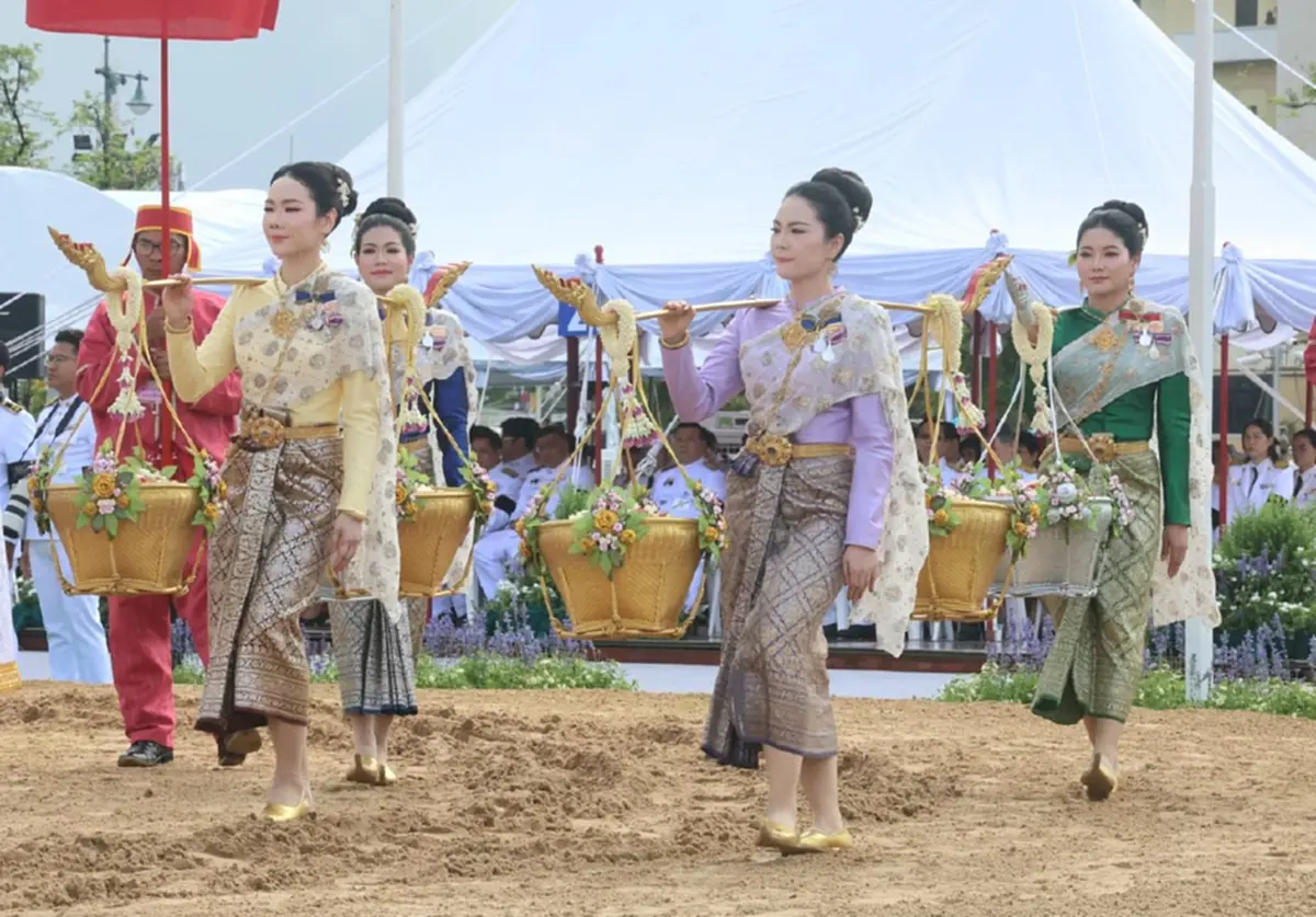 เผยโฉม "เทพีคู่หาบทอง-หาบเงิน"พระราชพิธีพืชมงคลจรดพระนังคัลแรกนาขวัญ 2569