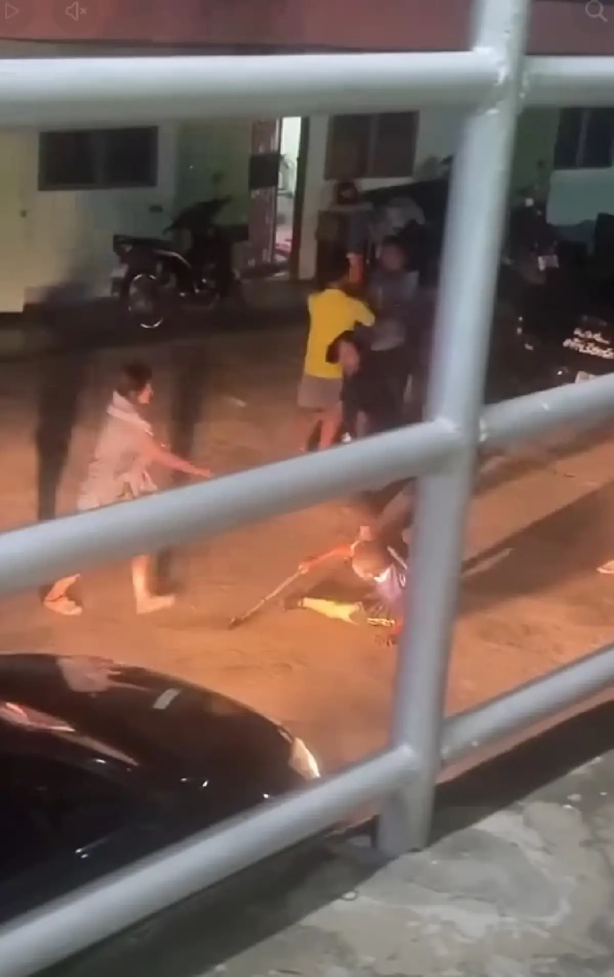 เจอของจริง โจ๋กระบะเมากร่าง อัดน่วมคนแก่พิการ โดนจัดเต็มชุดใหญ่
