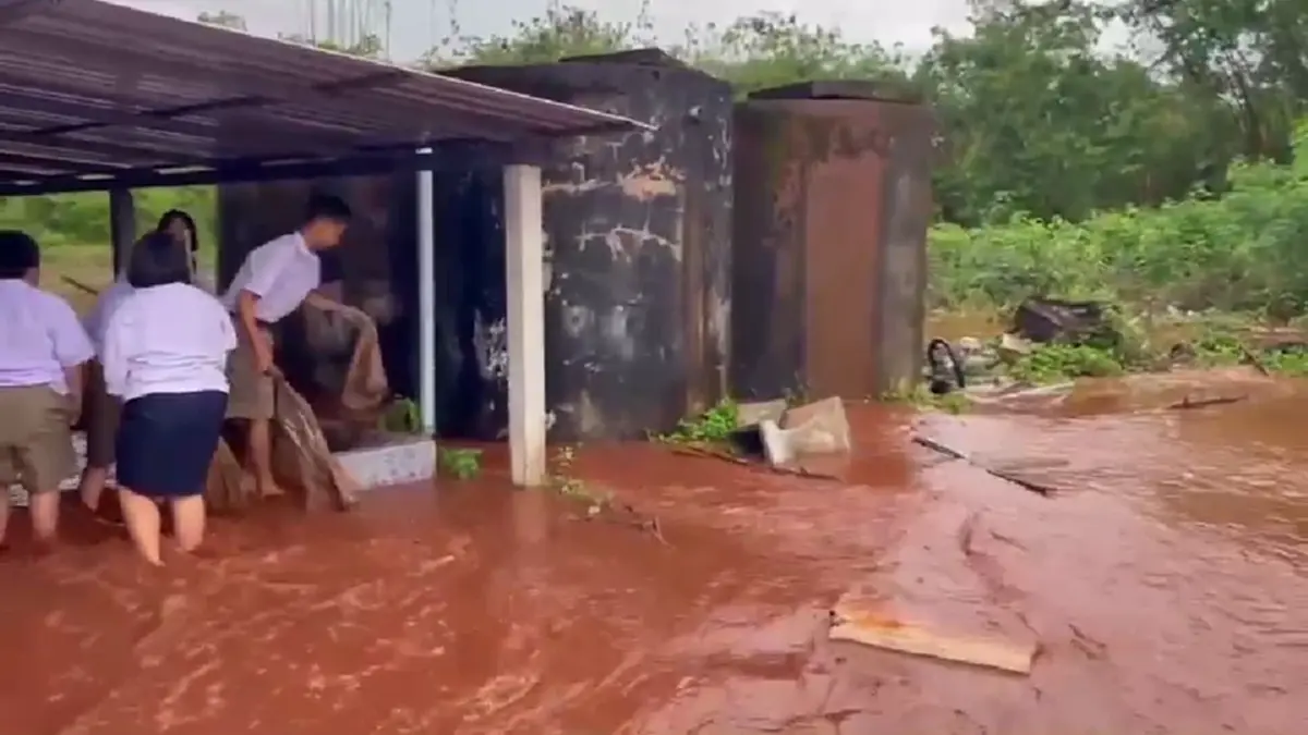 น้ำป่าสีแดงทะลักท่วมโรงเรียนตาก สั่งหยุดเรียนเด็กเล็กหนีโคลน
