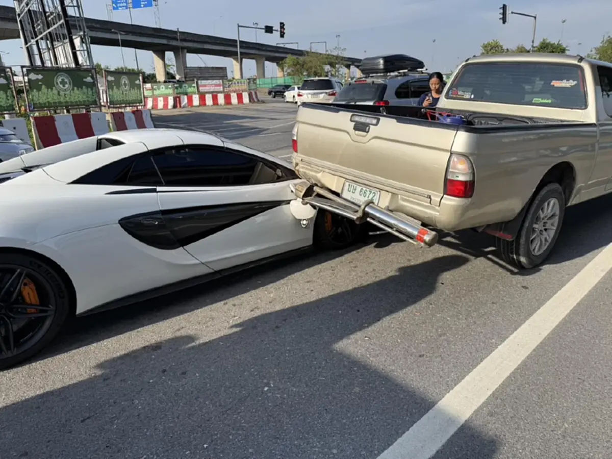 เลขทะเบียนกระบะ โดนซูเปอร์คาร์ McLaren พุ่งเสียบใต้ท้องรถ