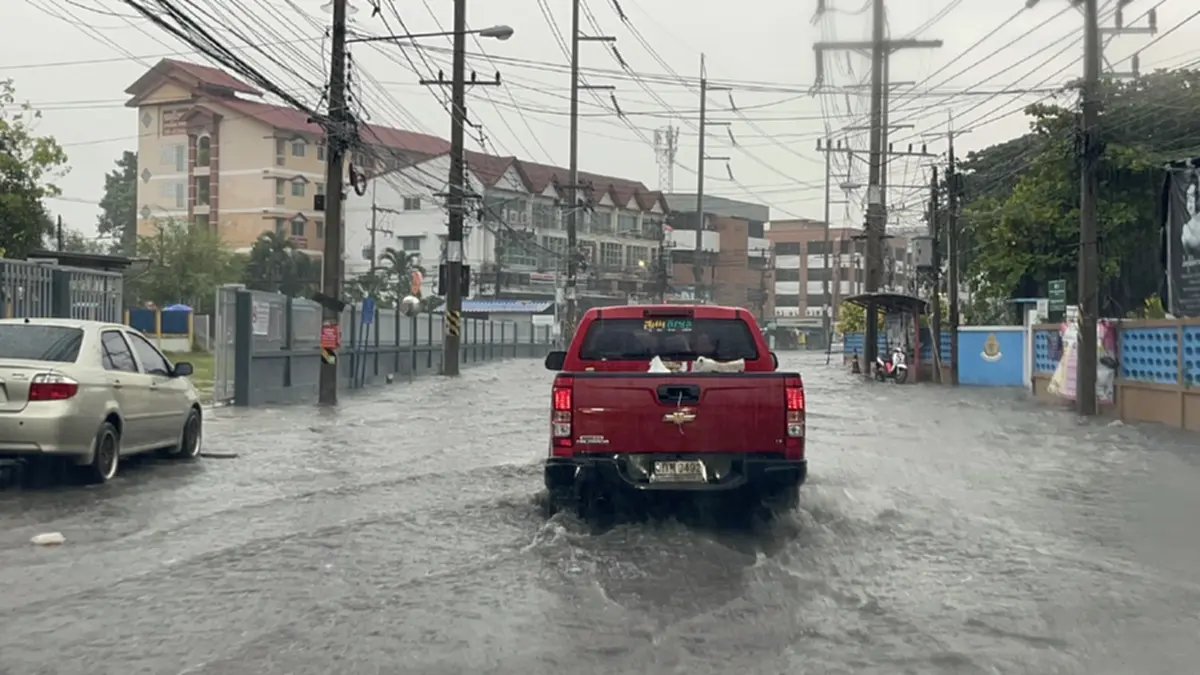 ศรีราชาอ่วม! ฝนถล่ม 2 ชม. น้ำท่วมแยกเขาน้ำซับ รถเล็กผ่านไม่ได้
