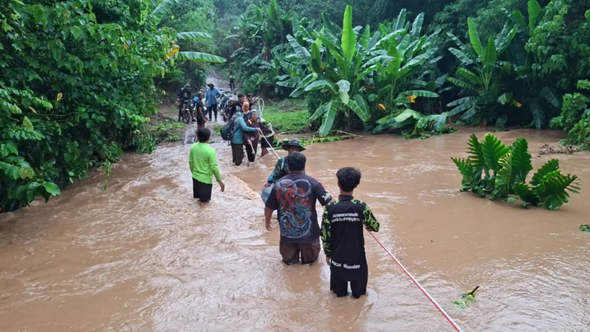 ฝนถล่มเนินมะปราง น้ำกุ่มหลากซัดทางขาด ลุยช่วย 12 ชีวิตหาเห็ด