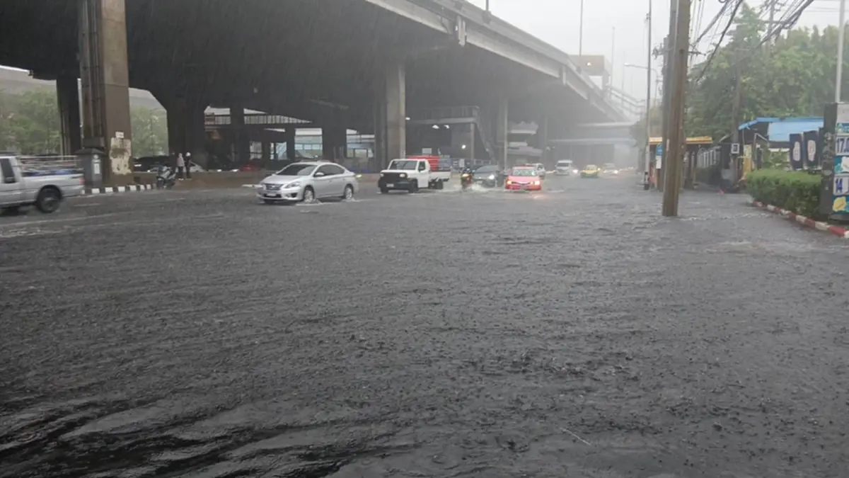ฝนถล่มวิภาวดีฯ น้ำท่วมขังหนัก! แนะเลี่ยงเส้นทางช่วงหลักสี่