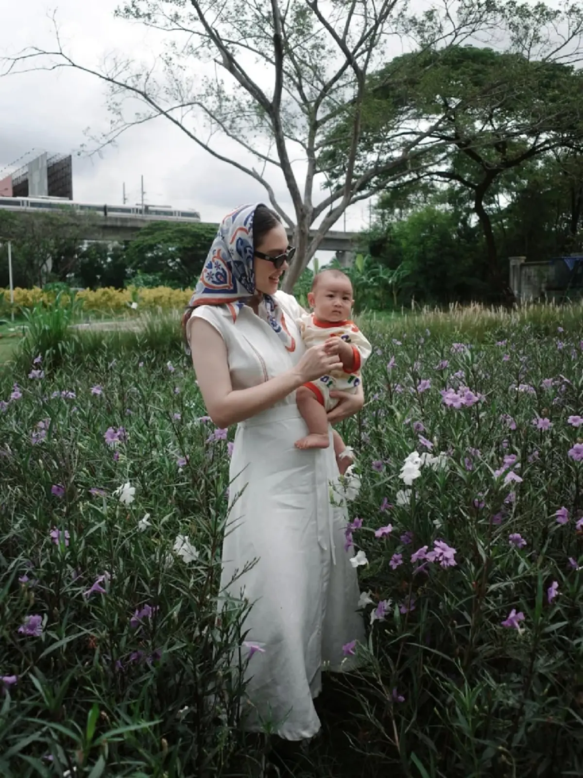 แม่สวยสะกดตา "แมท ภีรนีย์" อุ้มลูกชาย ถ่ายรูปกลางสวนดอกไม้  