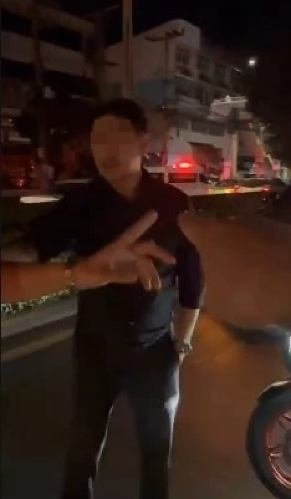 ฉาว ผู้บริหารค่ายมือถือยักษ์ใหญ่ เมาชนท้าย-ท้าต่อย ลั่น มีของ