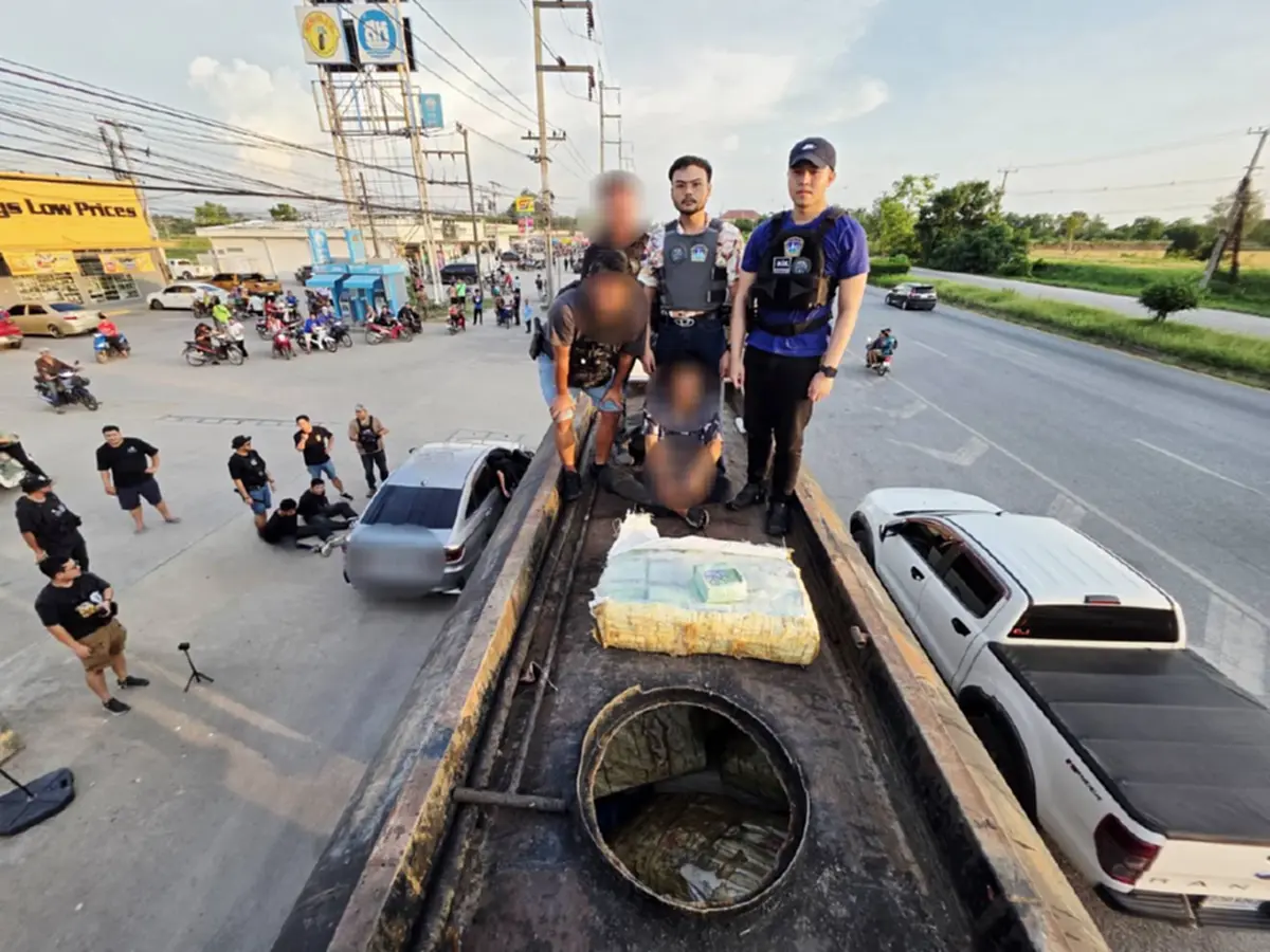 ยึดกว่า 210 ล้าน จับคาถนน รถพ่วงบรรทุกยางมะตอย ดัดแปลงเป็นช่องลับ