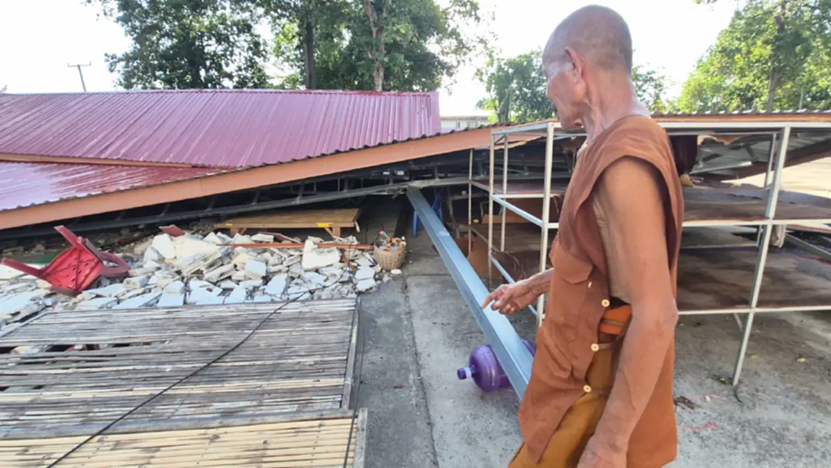 พายุถล่มโรงครัววัดสร้างเสร็จ 7 วันพังราบ เสาปูนหักทั้งหลัง