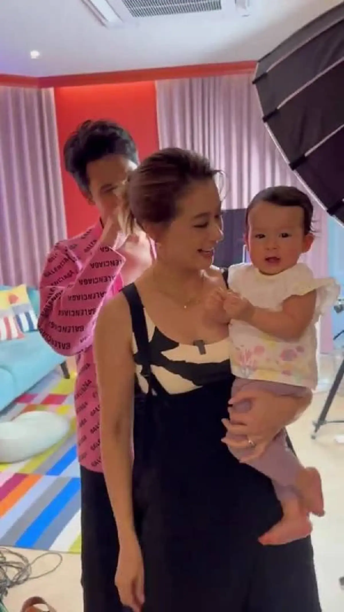 แห่จับตา "เอมี่ กลิ่นประทุม" ตั้งท้องหรือเปล่า หลังเห็นภาพล่าสุด