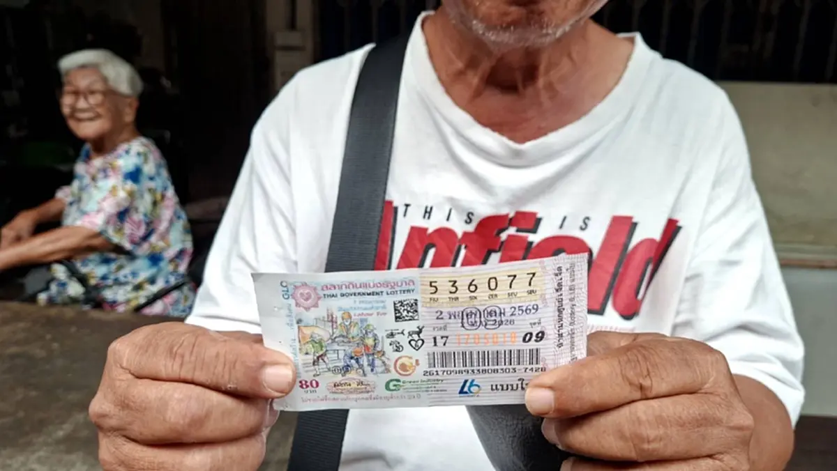 ลอตเตอรี่ขายไม่หมด พลิกชีวิตพ่อค้าวัย 67 ถูกรางวัลที่ 1 รับ 6 ล้าน