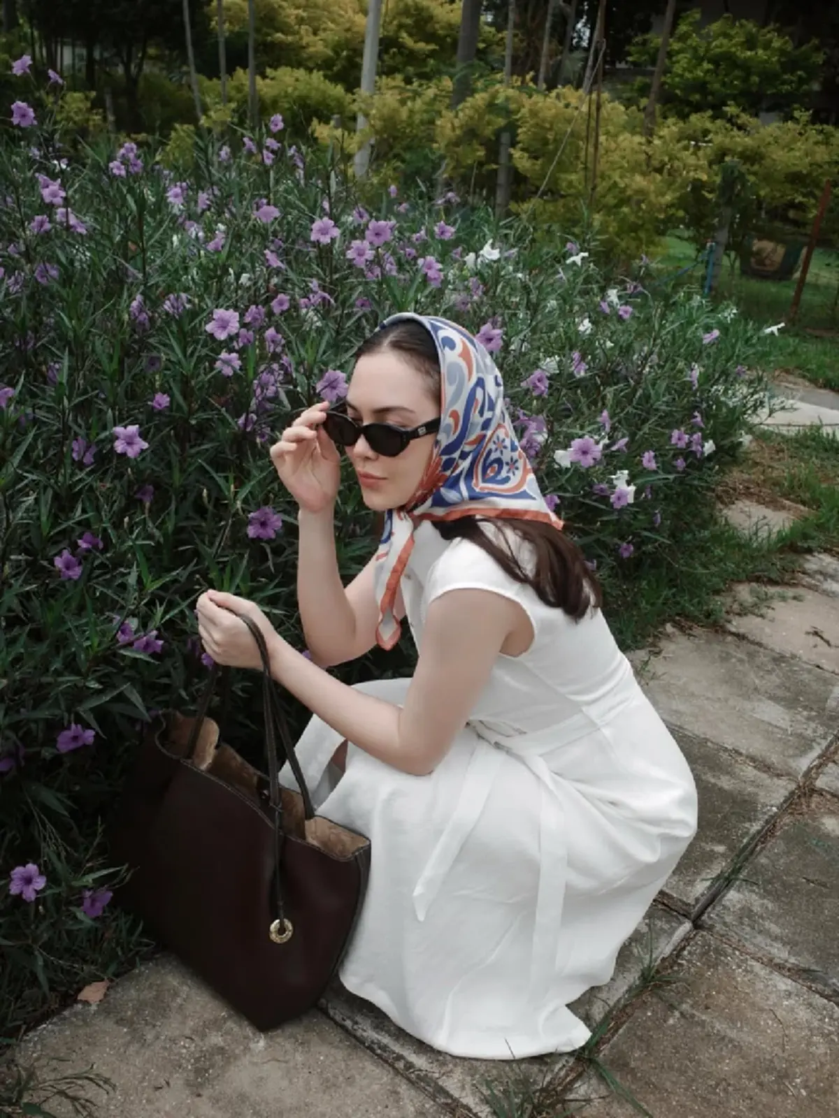 แม่สวยสะกดตา "แมท ภีรนีย์" อุ้มลูกชาย ถ่ายรูปกลางสวนดอกไม้  