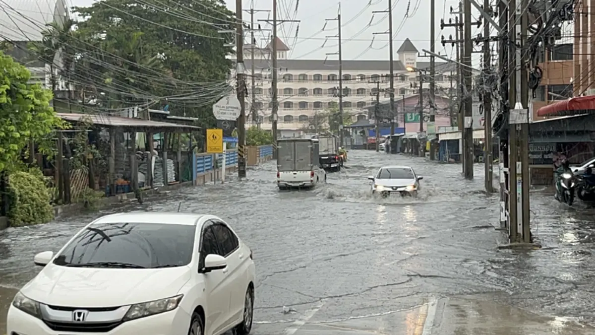 ศรีราชาอ่วม! ฝนถล่ม 2 ชม. น้ำท่วมแยกเขาน้ำซับ รถเล็กผ่านไม่ได้