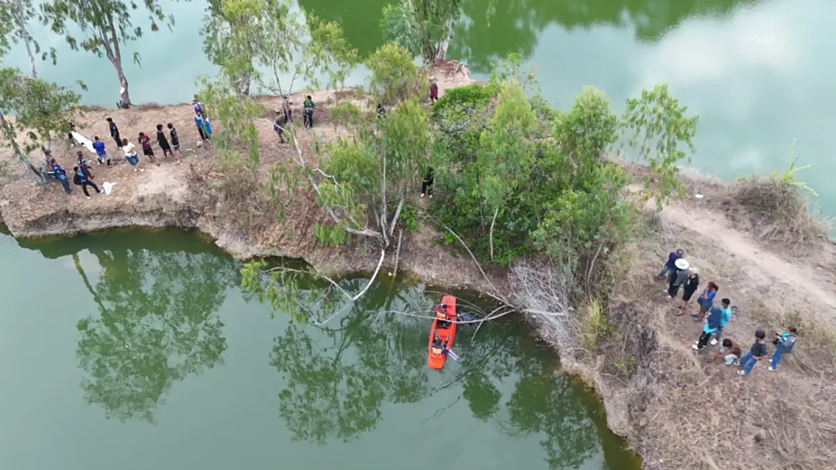 พบศพชายนิรนามลอยคว่ำหน้าในบ่อขุดลึก ชาวบ้านผงะไม่เคยเห็นหน้า