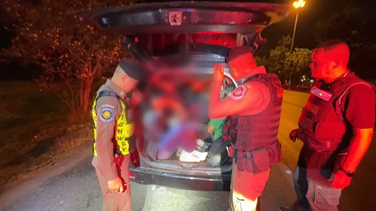 ตำรวจทางหลวงอยุธยาสกัดรถเก๋งขนต่างด้าวอัดแน่น รวบ 10 ราย