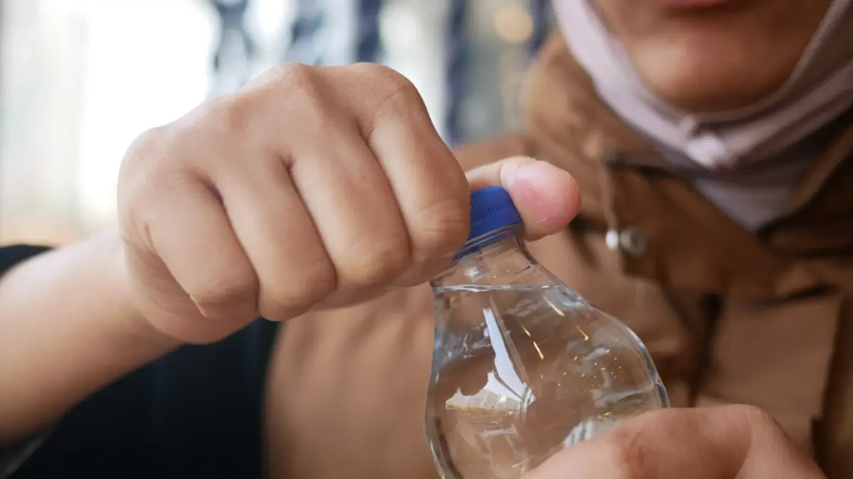 น้ำเปล่าเปิดขวดแล้ว อยู่ได้กี่วัน? คำตอบจริงที่หลายคนเข้าใจผิด