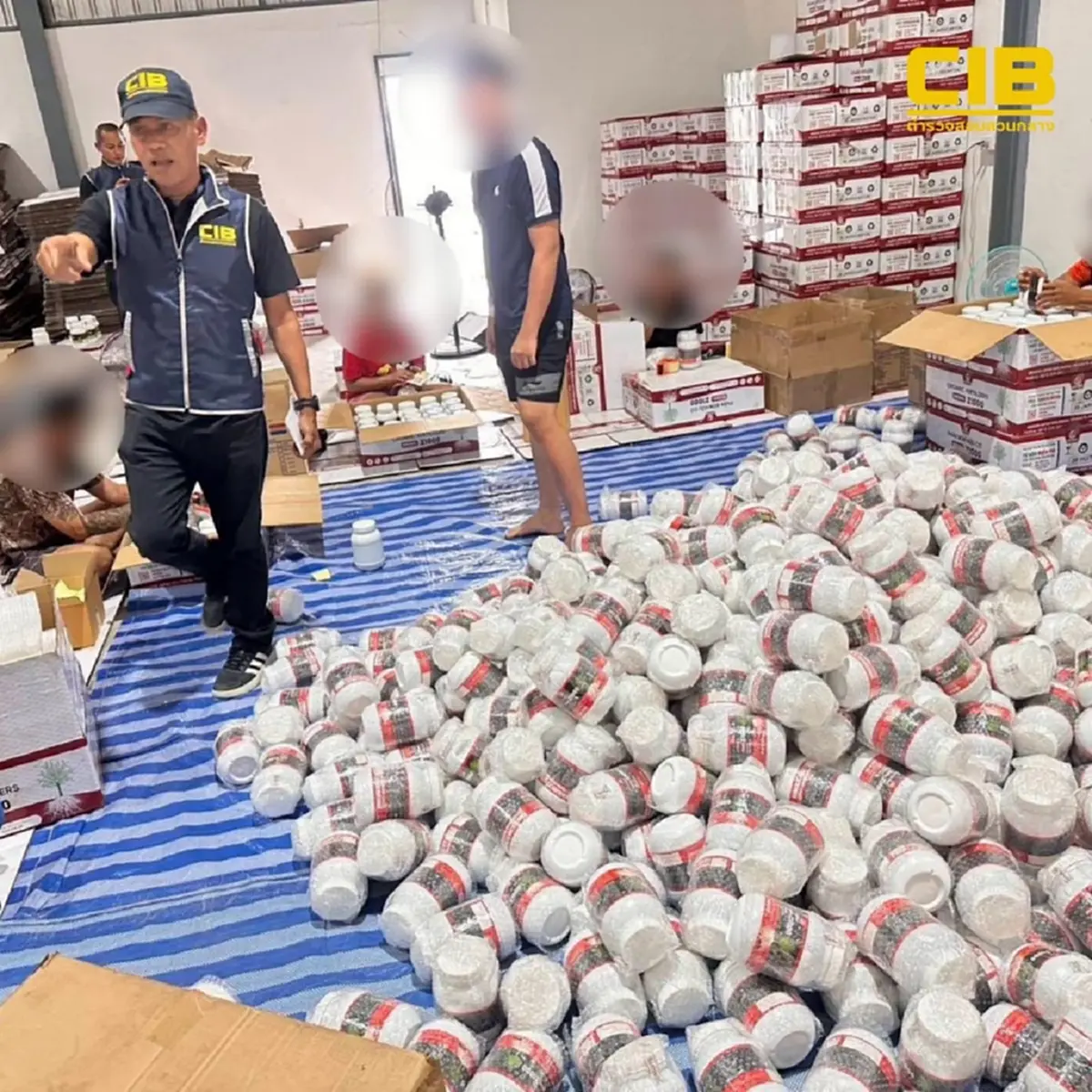 ทลายโกดังปุ๋ยทุเรียนเถื่อน ยึดของกลางกว่า 17,400 ชิ้น