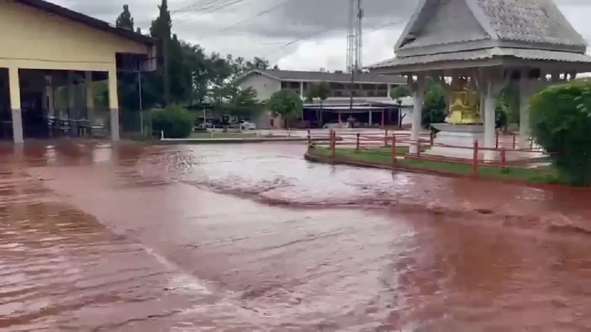 น้ำป่าสีแดงทะลักท่วมโรงเรียนตาก สั่งหยุดเรียนเด็กเล็กหนีโคลน