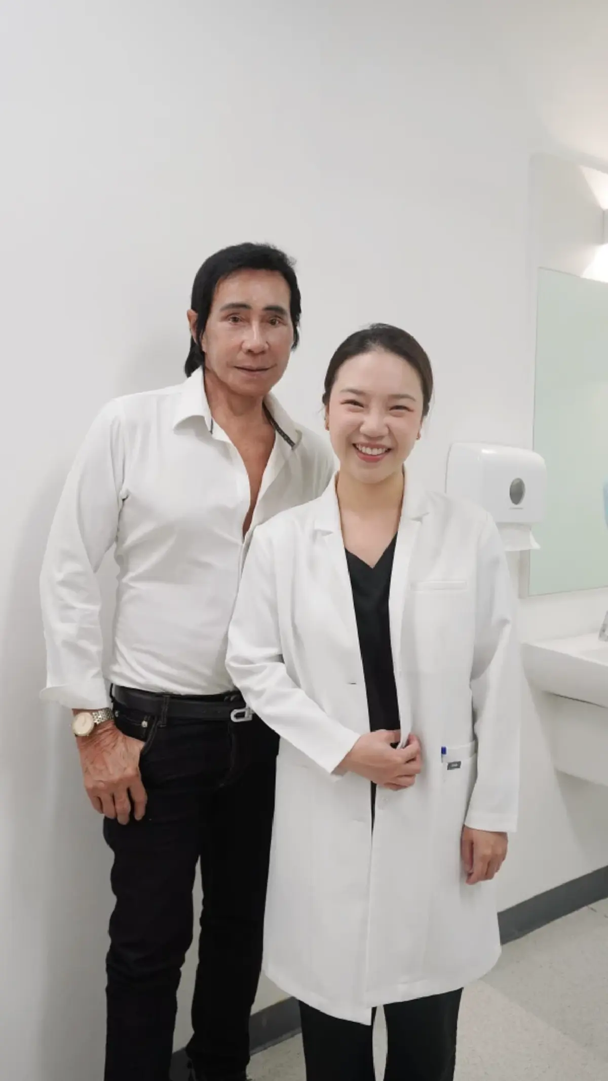 จำแทบไม่ได้ "คุณตาเอลวิส"เทปกาวแปะหน้า ล่าสุดหล่อกระชับวัยมาก