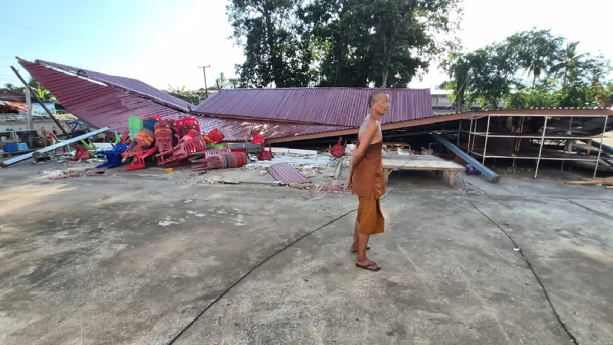 พายุถล่มโรงครัววัดสร้างเสร็จ 7 วันพังราบ เสาปูนหักทั้งหลัง