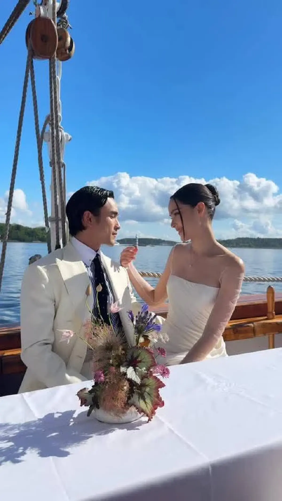 "ณเดชน์-ญาญ่า" ปรากฏตัวลุคบ่าวสาว  เข้าพิธีวิวาห์ที่นอร์เวย์