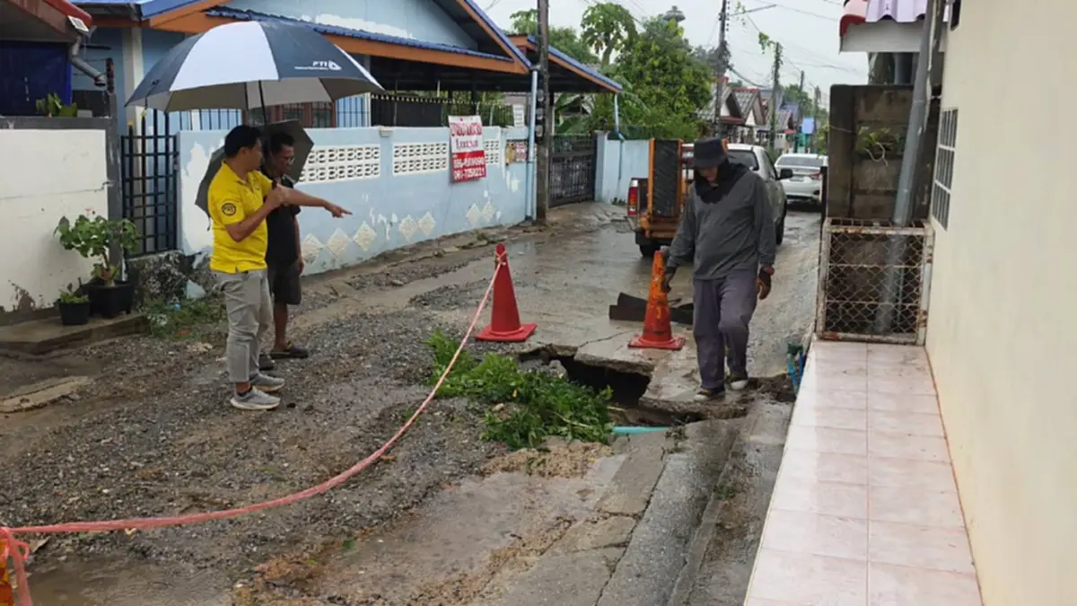 น้ำหลากเจาะถนนหมู่บ้านโคราชทรุดเป็นโพรง ชาวบ้านร้องเร่งซ่อม