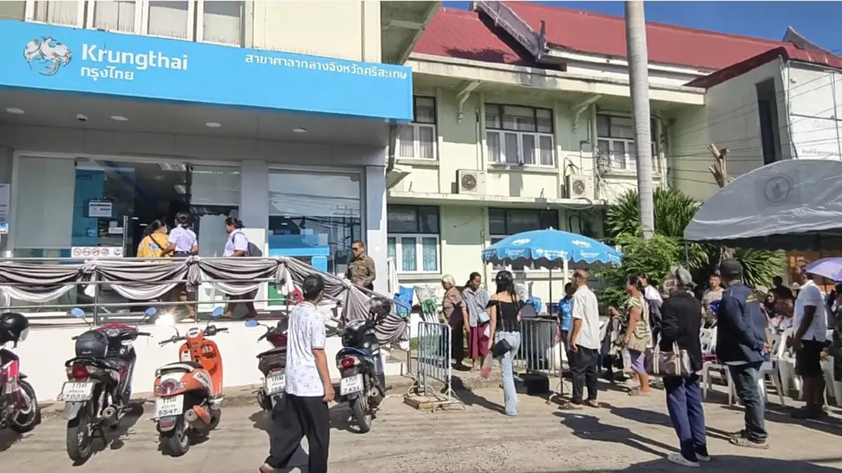 ชาวศรีสะเกษแห่ลงทะเบียน "ไทยช่วยไทยพลัส" แน่นกรุงไทย