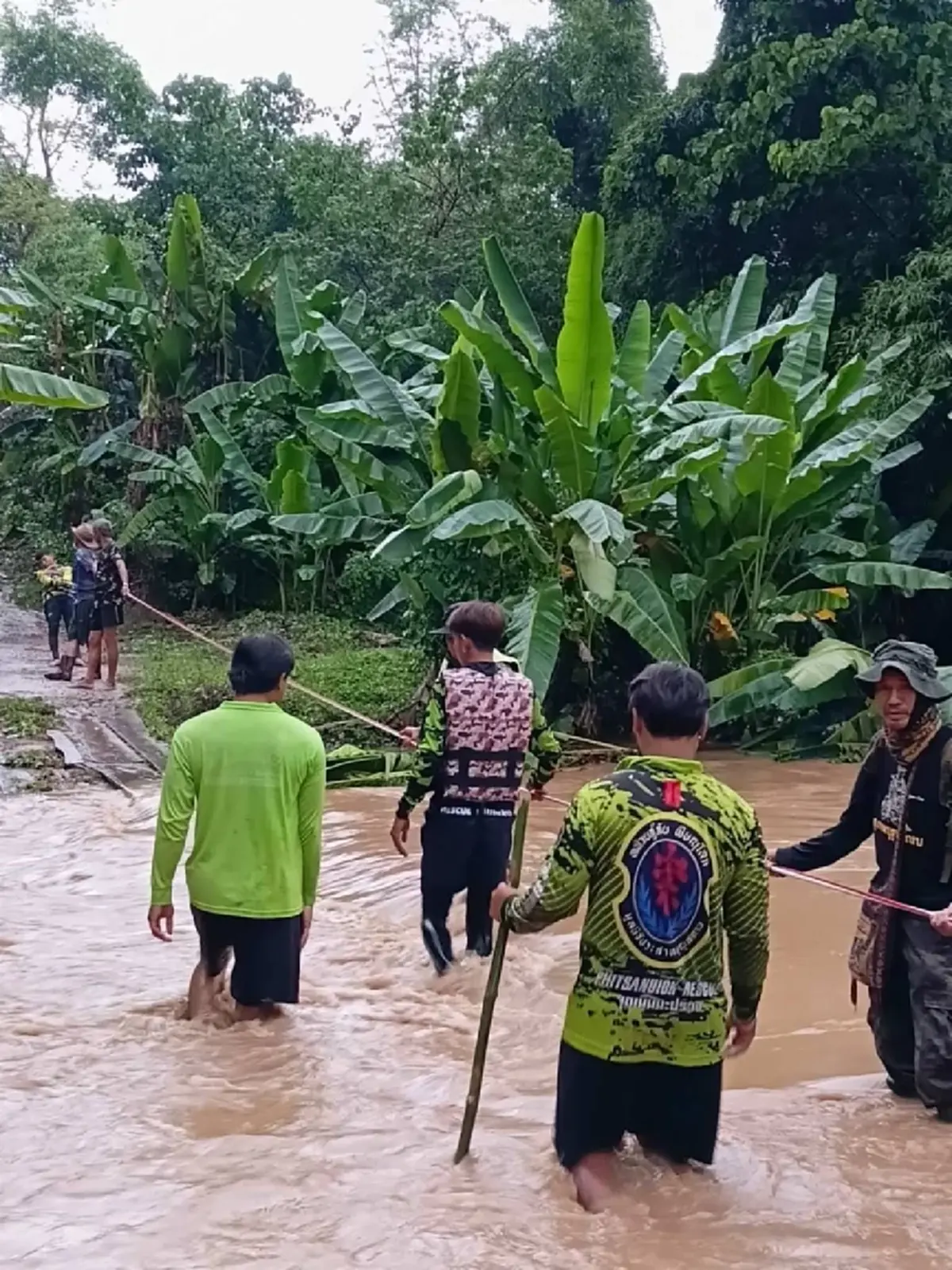 ฝนถล่มเนินมะปราง น้ำกุ่มหลากซัดทางขาด ลุยช่วย 12 ชีวิตหาเห็ด