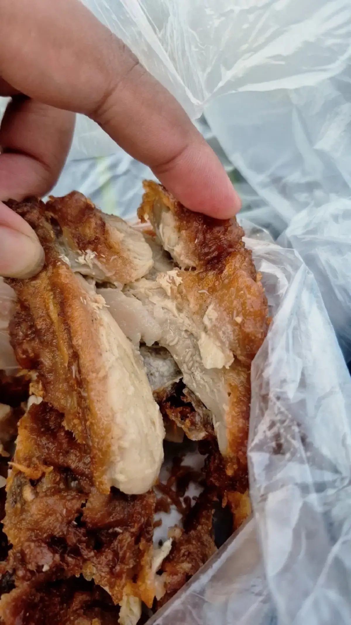 สาวสะดุ้ง ซื้อไก่ทอดจากตลาดนัด กัดไปแล้วหลายคำ ก่อนเจอภาพสยอง