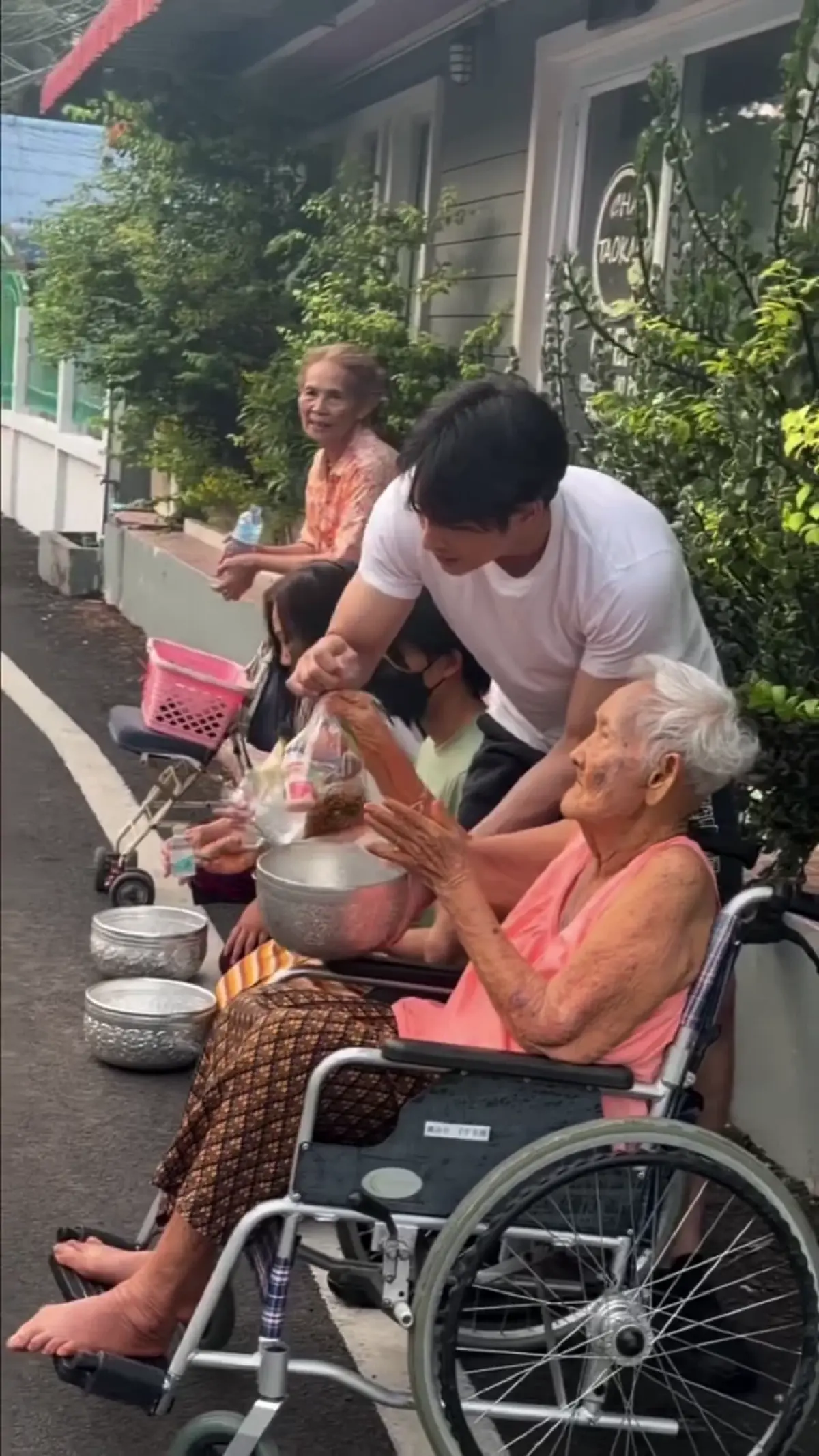 “เด่นคุณ” ขับรถพาคุณยายเที่ยว คนดูยิ้มตามทั้งไทม์ไลน์