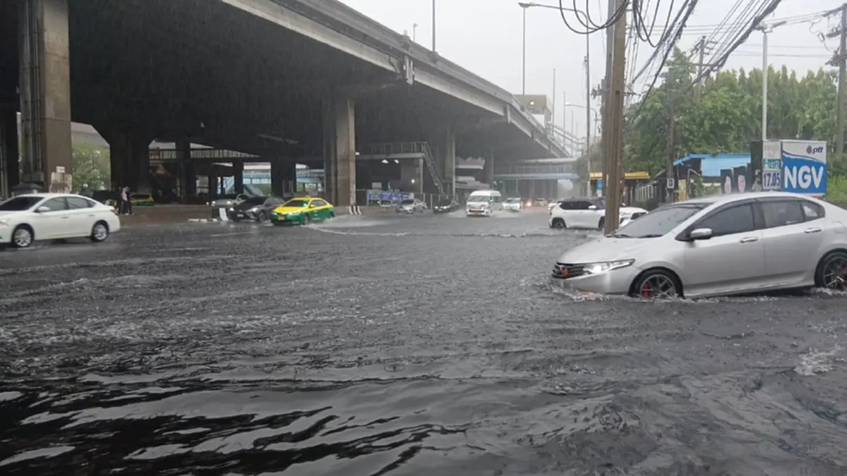 ฝนถล่มวิภาวดีฯ น้ำท่วมขังหนัก! แนะเลี่ยงเส้นทางช่วงหลักสี่