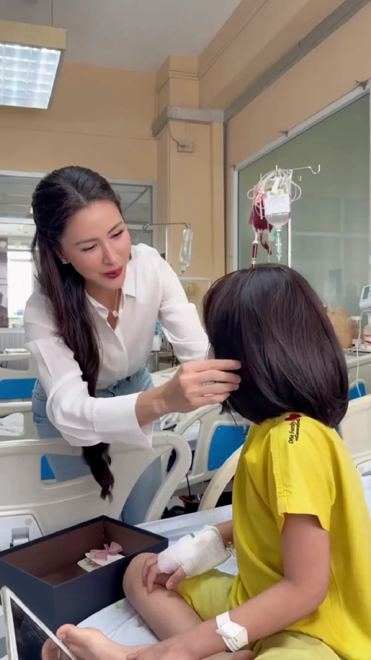 โมเมนต์อบอุ่น  "ศรีริต้า" มอบของขวัญพิเศษให้น้องผู้ป่วยมะเร็ง 