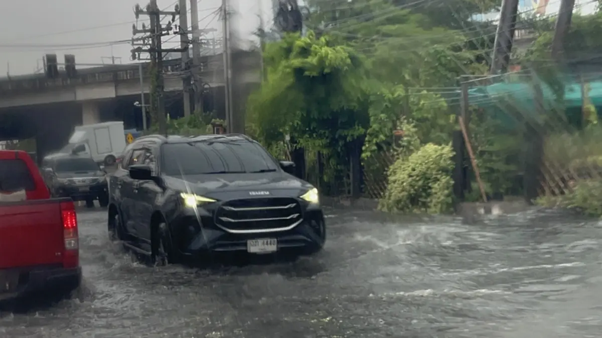 ศรีราชาอ่วม! ฝนถล่ม 2 ชม. น้ำท่วมแยกเขาน้ำซับ รถเล็กผ่านไม่ได้