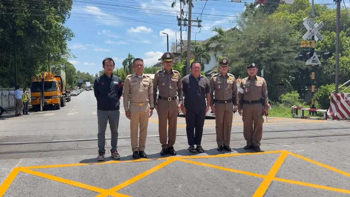 โคราชเอาจริง ตีเส้นห้ามจอดค่อมรางรถไฟ แก้ปัญหาเสี่ยงอุบัติเหตุ