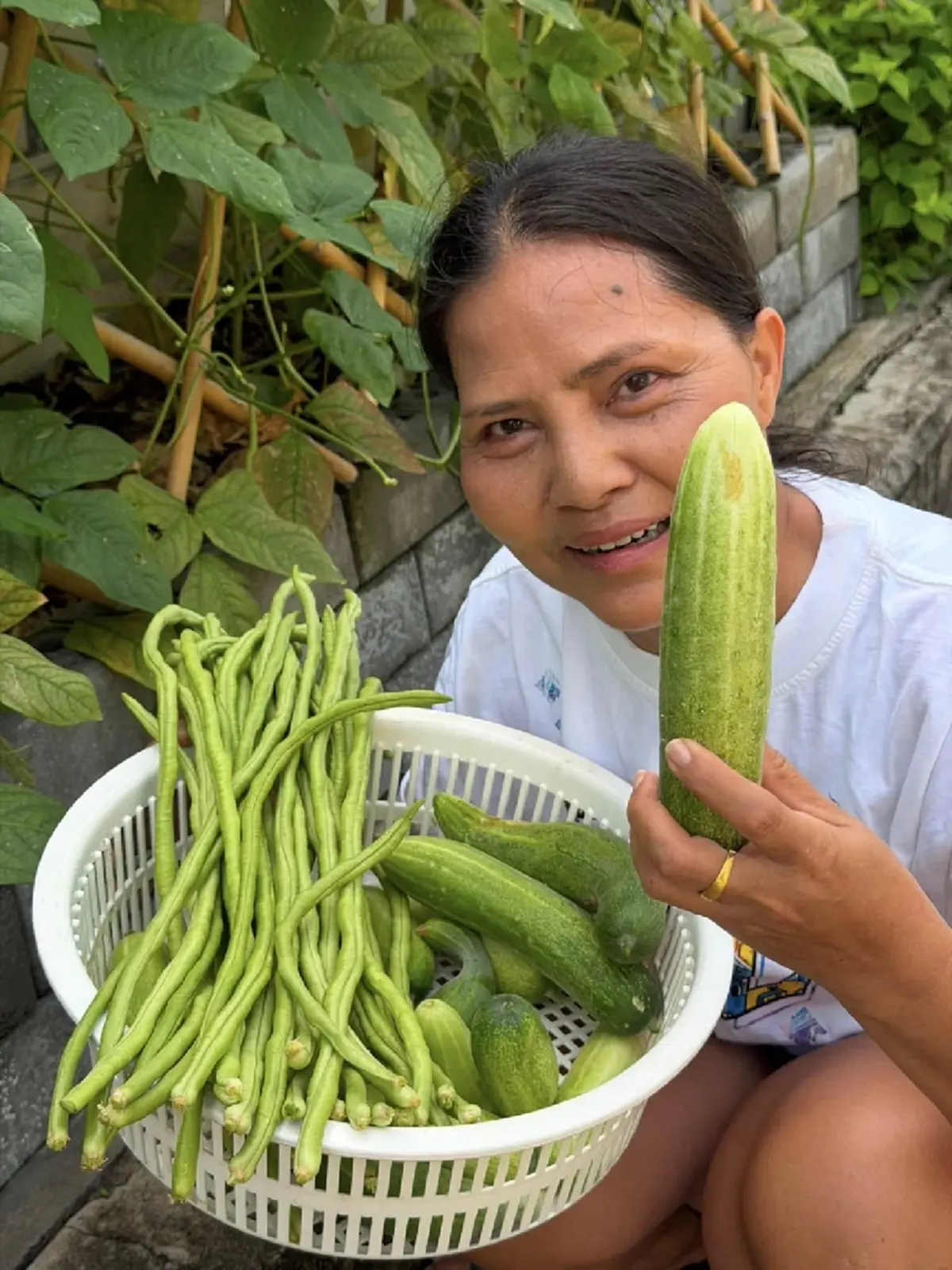 ตัวแม่วงการลูกทุ่ง เปิดวิถีชีวิต  เก็บผักในสวนมานั่งขายริมทาง