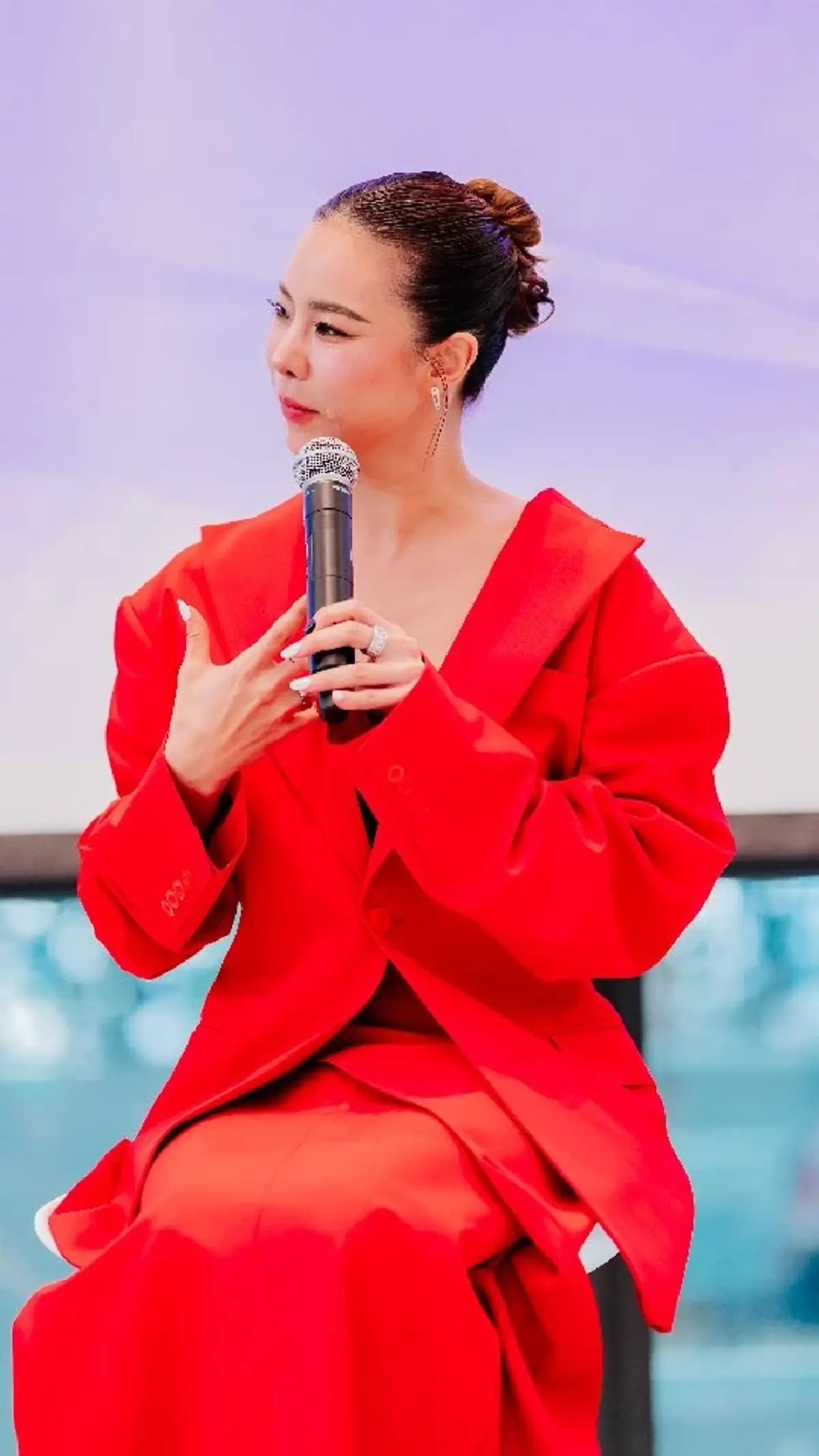 อีกมุมที่ไม่เคยเห็น คริส หอวัง สวมบทอาจารย์มหาวิทยาลัยดัง