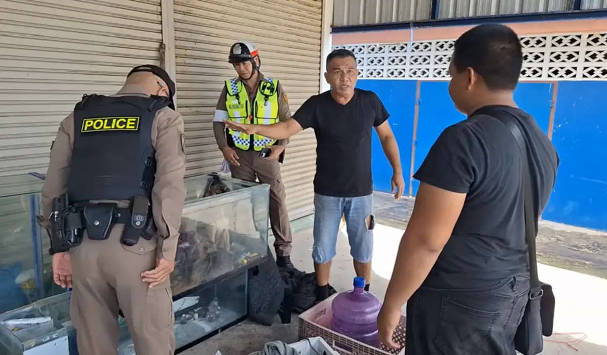 สุดสงสาร! ช่วยสุนัข 5 ตัว ถูกขังในตู้ปลา อากาศร้อนจัดจนหอบหนัก