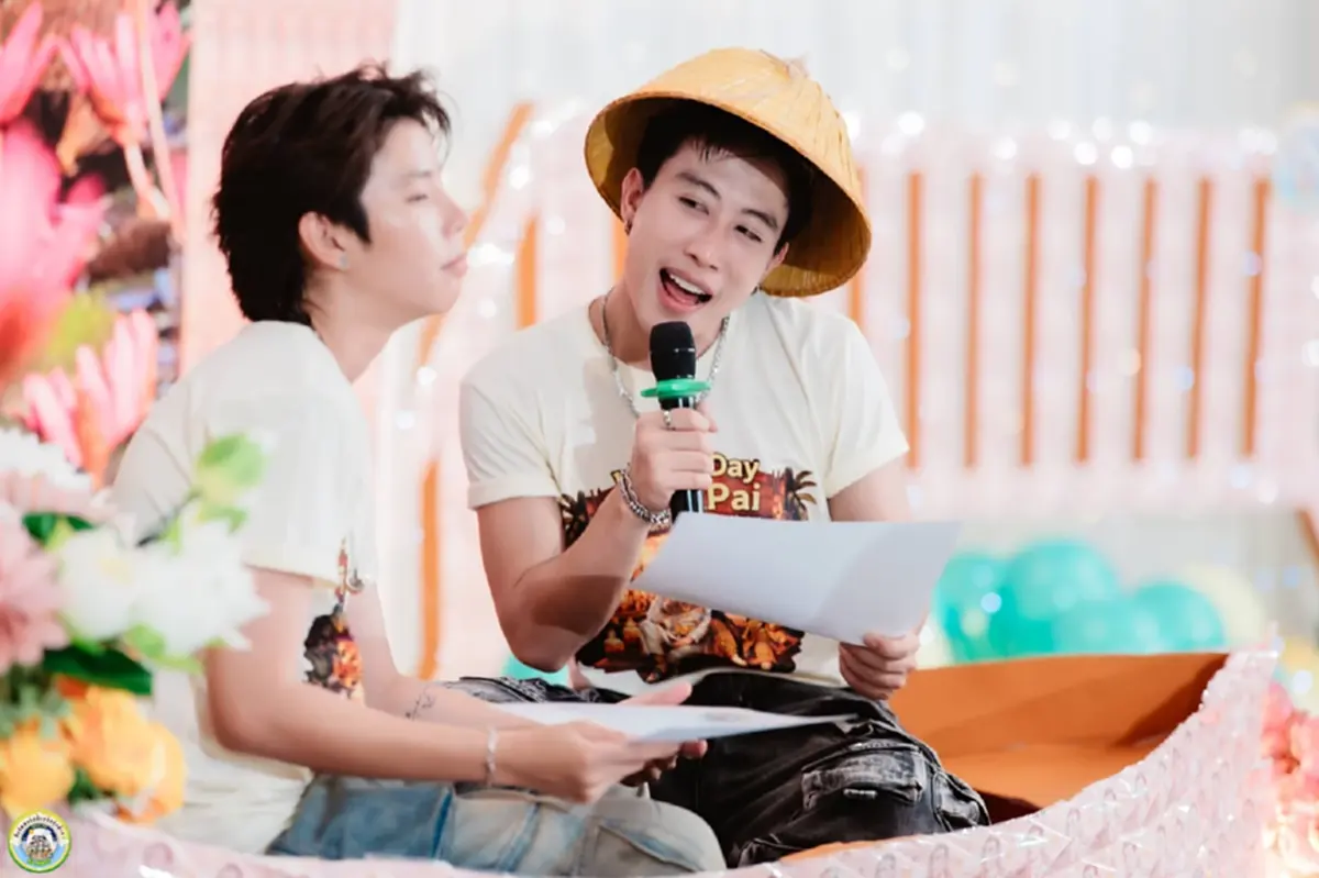 “นุ๊ก-ปาย” เสิร์ฟความสุข แฟนคลับแห่แน่นตลาดน้ำสมุทรปราการ