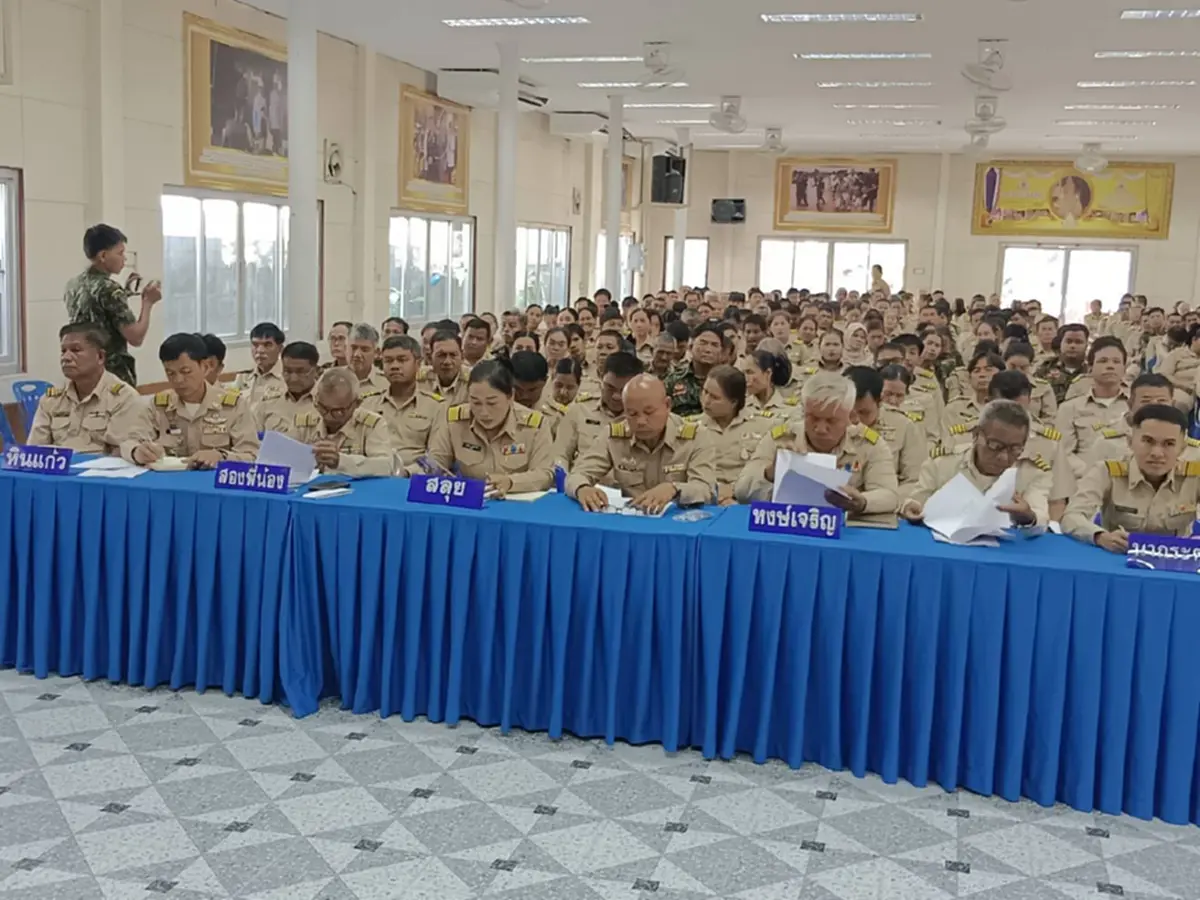 นายอำเภอท่าแซะล็อกห้องประชุม ตรวจปัสสาวะผู้นำ 116 หมู่บ้าน