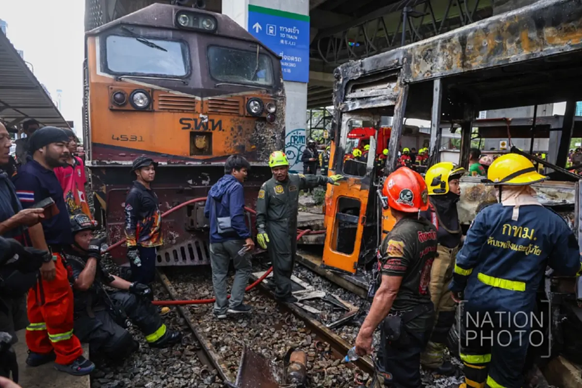 เบนซ์-เลกซัสไม่รอด เปิด 10 คันพังยับ เหตุรถไฟชนรถเมล์กลางอโศก