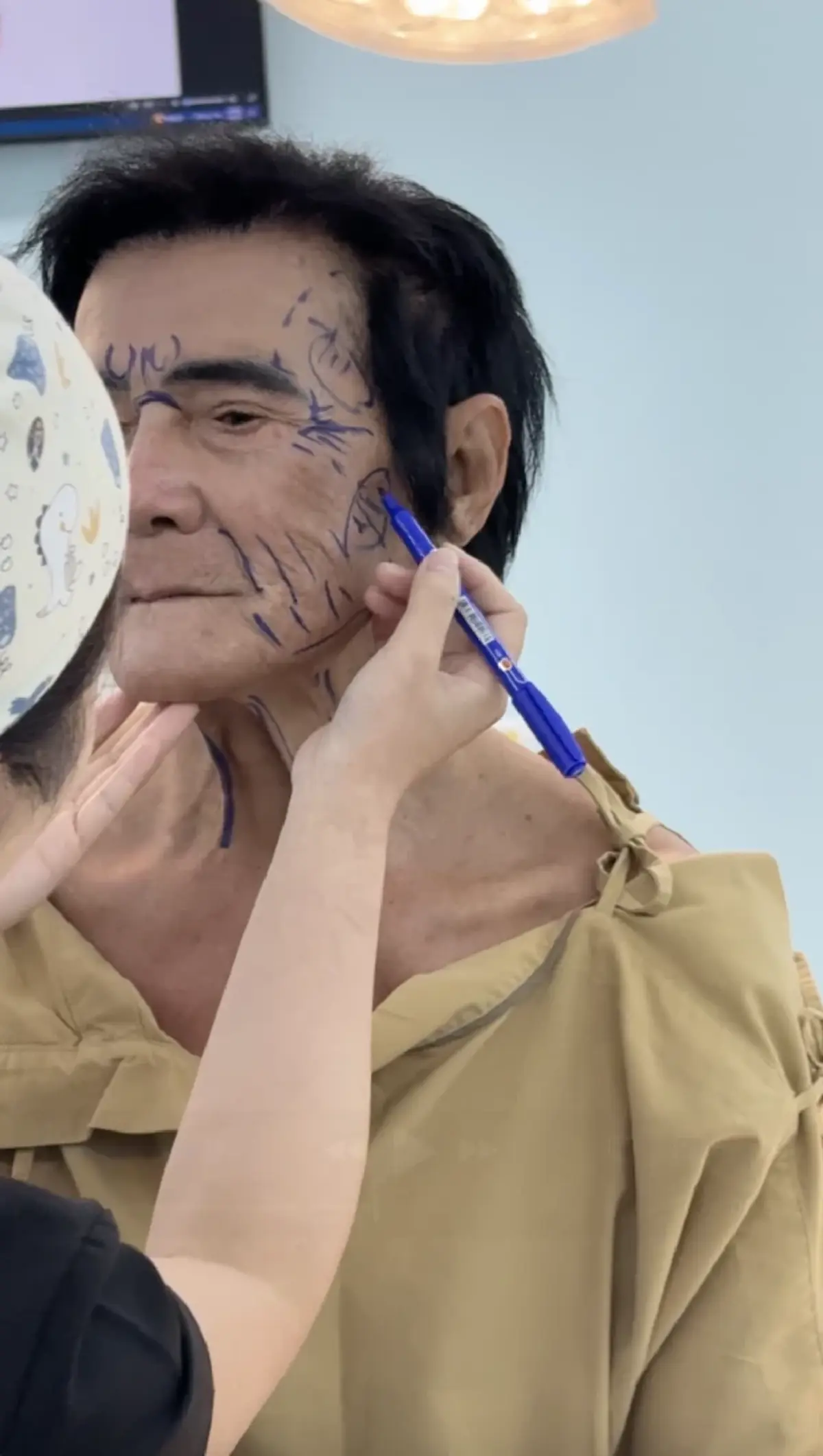 จำแทบไม่ได้ "คุณตาเอลวิส"เทปกาวแปะหน้า ล่าสุดหล่อกระชับวัยมาก