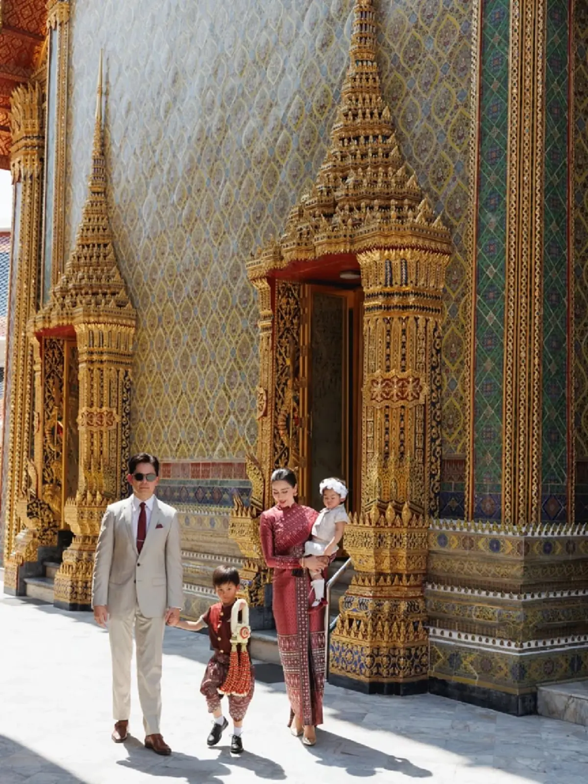 ศรีริต้า เจนเซ่น งดงามในชุดไทย  ควงครอบครัวทำบุญวันเกิดสามี