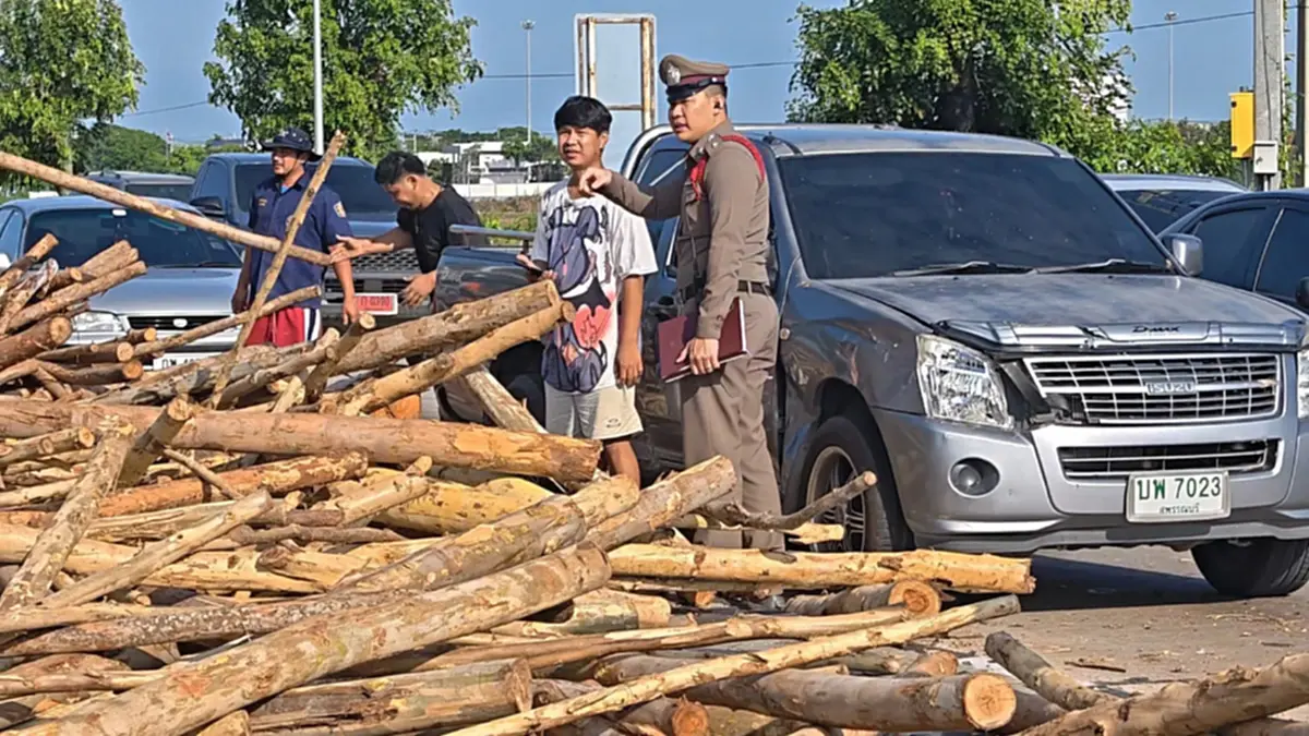 ระทึกแยกไฟแดงสุพรรณฯ รถพ่วงบรรทุกไม้ยูคาพลิกคว่ำ กระเด็นใส่รถ